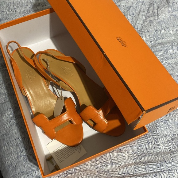 Sz 37 Hermes sandals short heels signs of wear on the bottom and some few scuffs - Picture 14 of 15